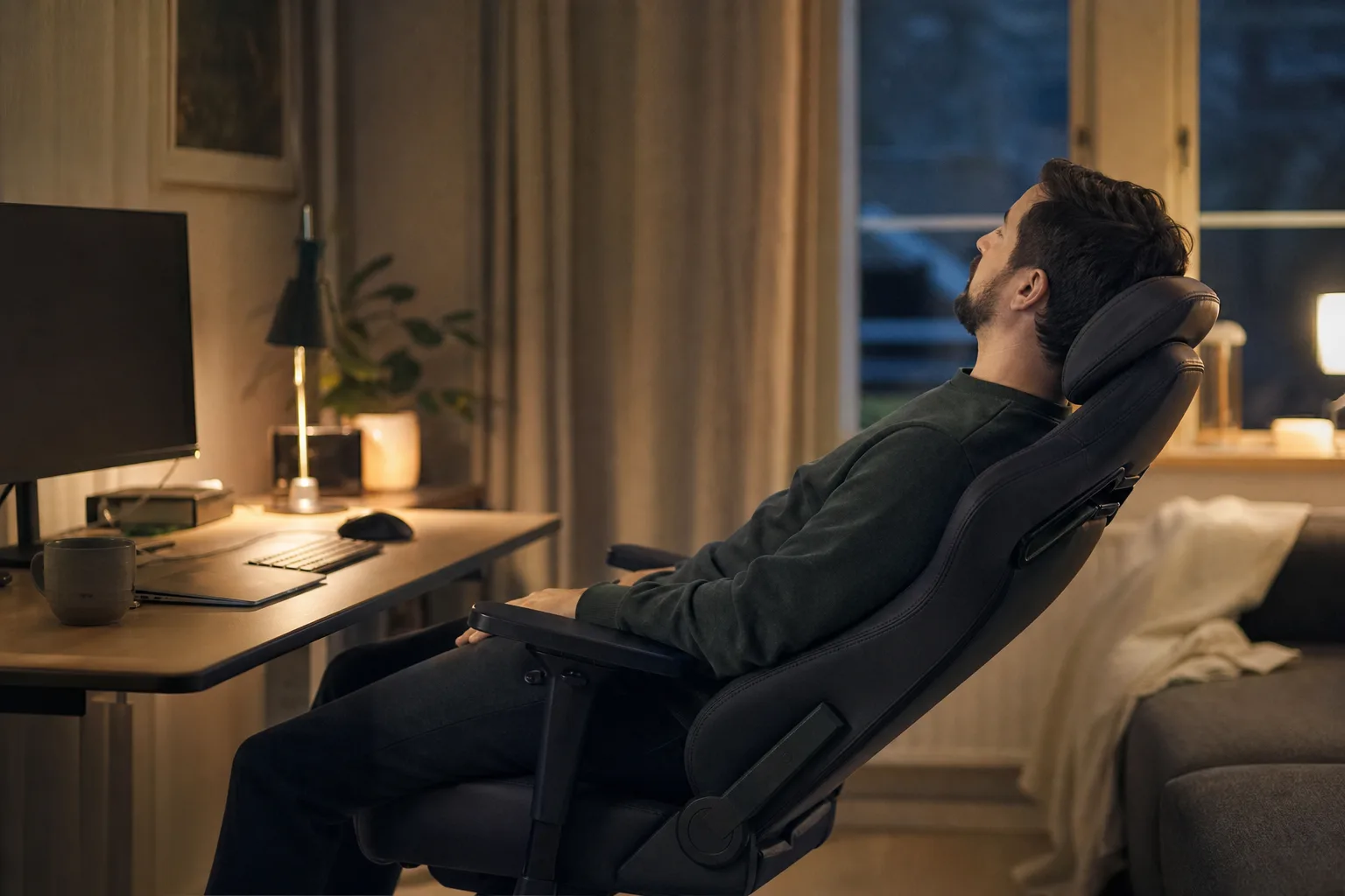 Generisk gamingstol sedd från sidan med bakåtfälld rygg.