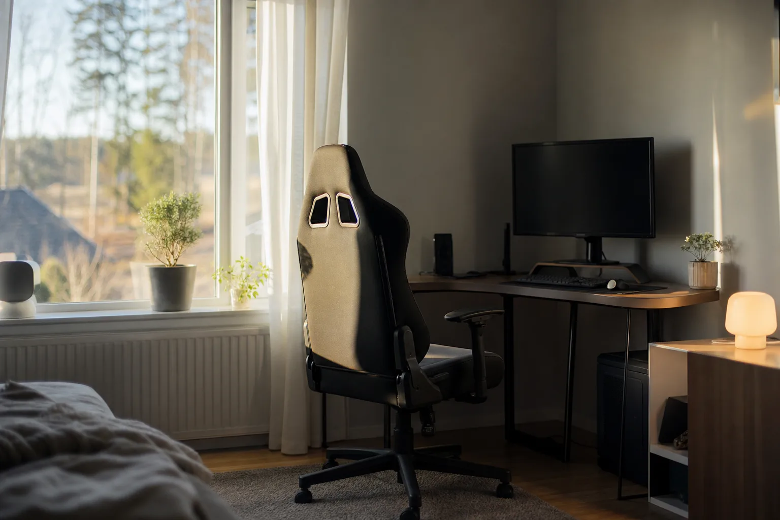 Generisk gamingstol vid ett kompakt hörnskrivbord.