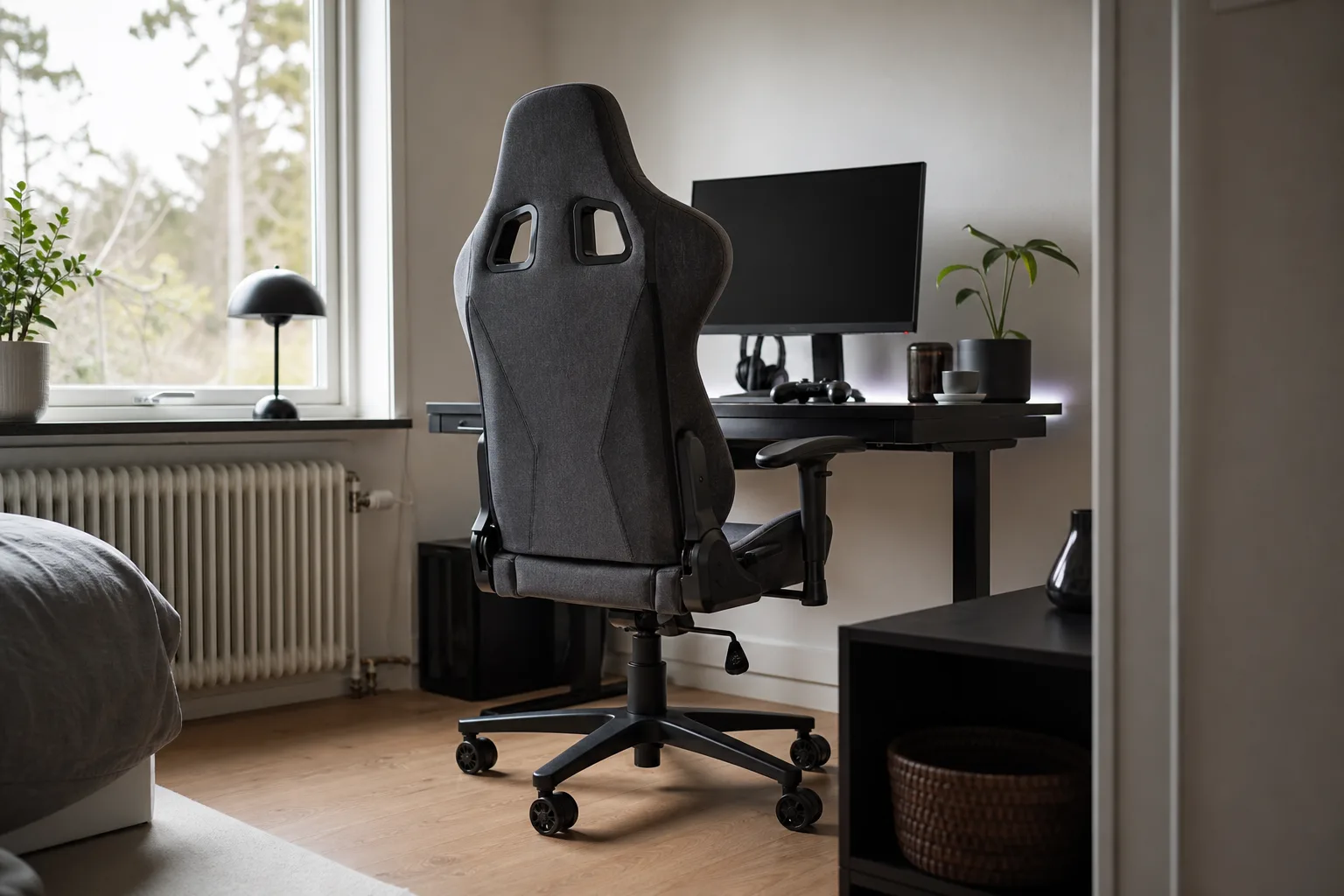 Generisk gamingstol sedd snett bakifrån i ett spelrum.